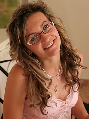 This mature slut loves to finger herself